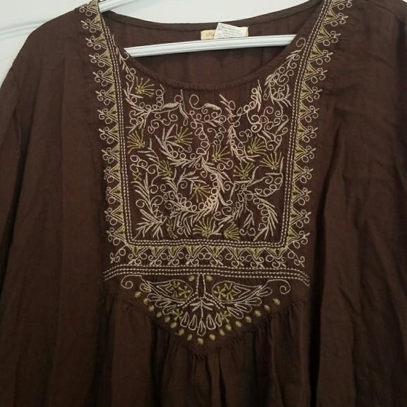 Brown top with green accents - Picture 2 of 3